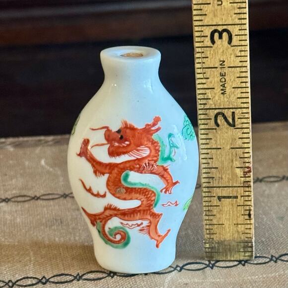 Vintage Chinese Porcelain Dragon Snuff Bottle Hand-Painted Collectible - Picture 4 of 4